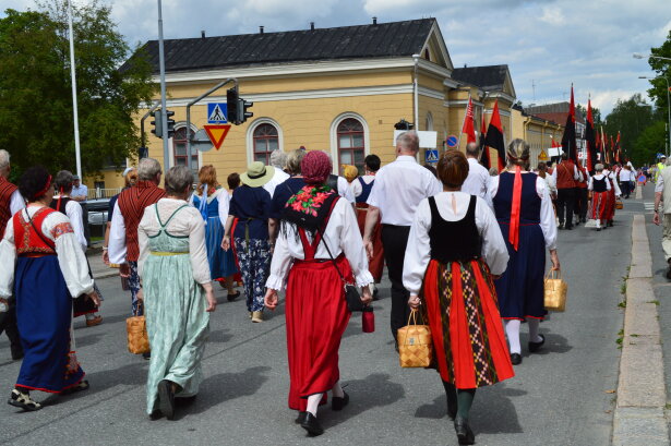 Juhlakulkue lähenee Hämeen linnaa.
