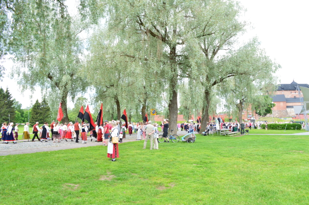 Juhlaväkeä Hämeen linnan puistossa.