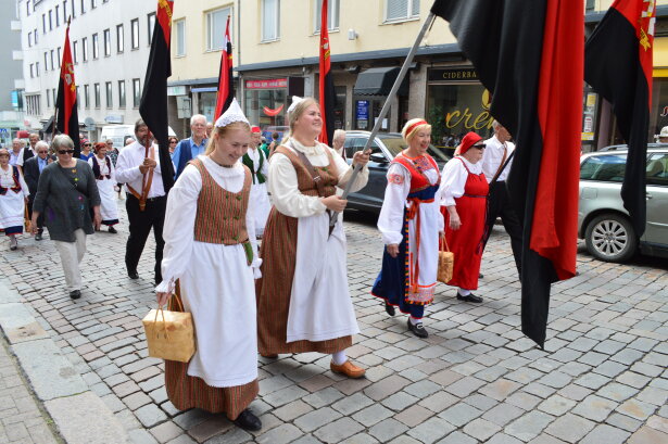 Iloisia ilmeitä kulkueessa.