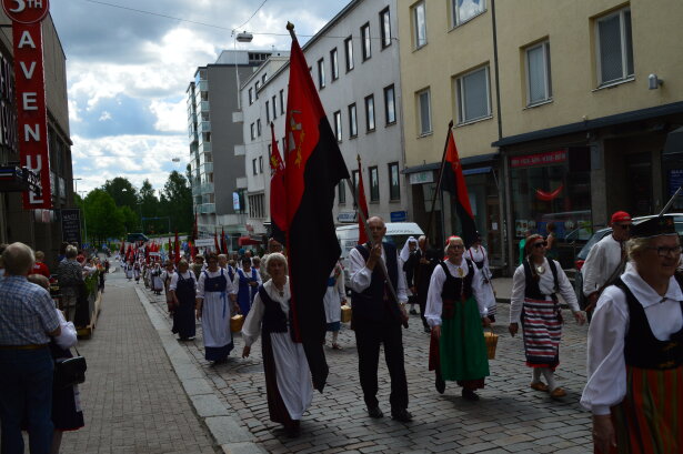 Kesäjuhlakulkue.