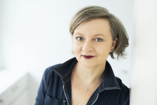 Kirjailija, FT Anna Kortelainen puhuu Karjalaisten kesäjuhlien päiväjuhlassa. Kuva: Marek Sabogal.