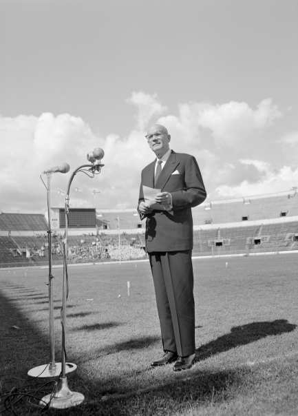 Tasavallan presidentti Urho Kaleva Kekkonen pitämässä puhetta Karjalan Liiton suurjuhlilla Olympiastadionilla 19.6.1960. Kuva: Museovirasto, kuvaaja Erkki Voutilainen.