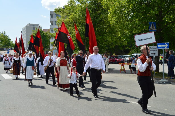 Karjalaisten kesäjuhlien kulkue Kouvolassa 17.6.2018.