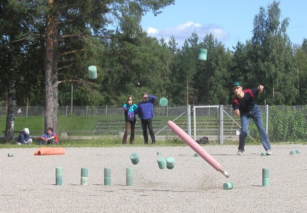 Kyykkä on yksi Karjalaisten kesäjuhlien urheilulajeista. Kuva Juha Tanninen.